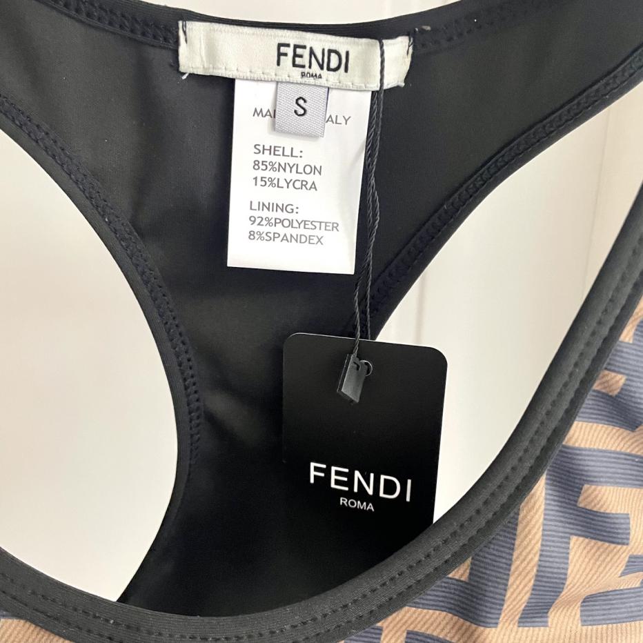 La nuova tuta sportiva attillata di Fendi, top collant a maniche